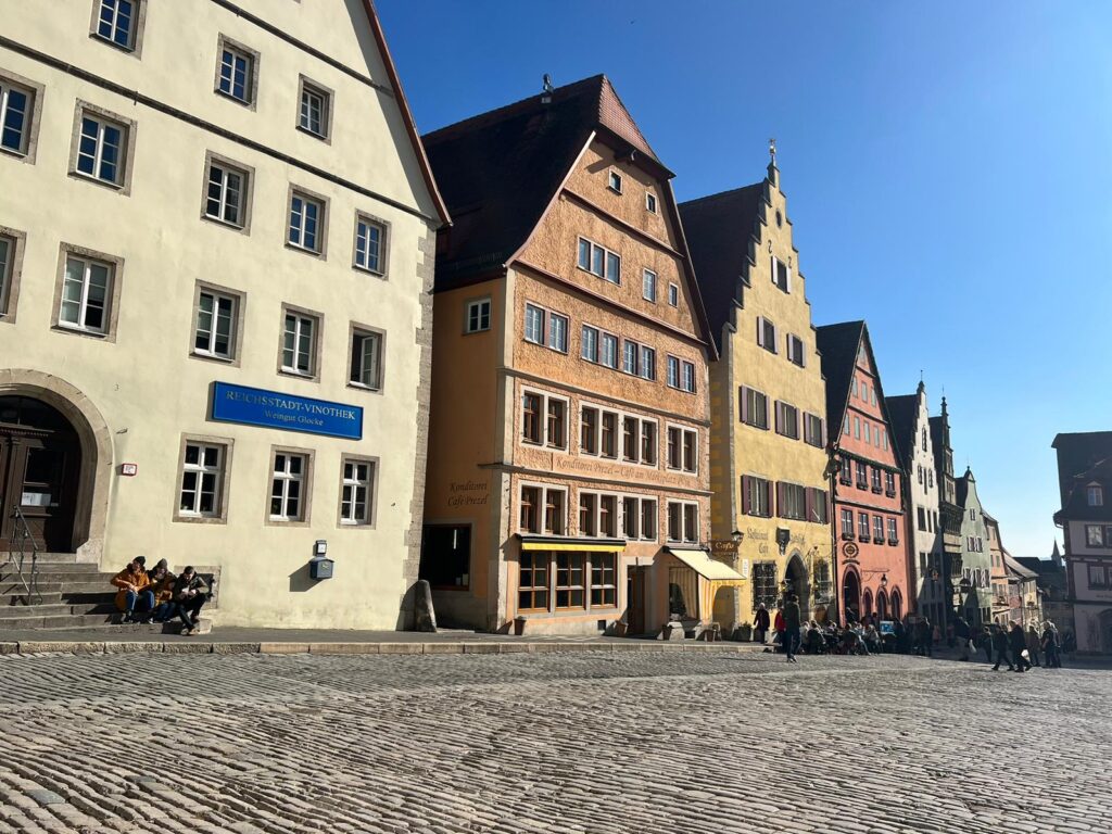 Blick auf die Fachwerkhäuser auf dem Marktplatz in Rothenburg ob der Tauber