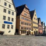 Blick auf die Fachwerkhäuser auf dem Marktplatz in Rothenburg ob der Tauber