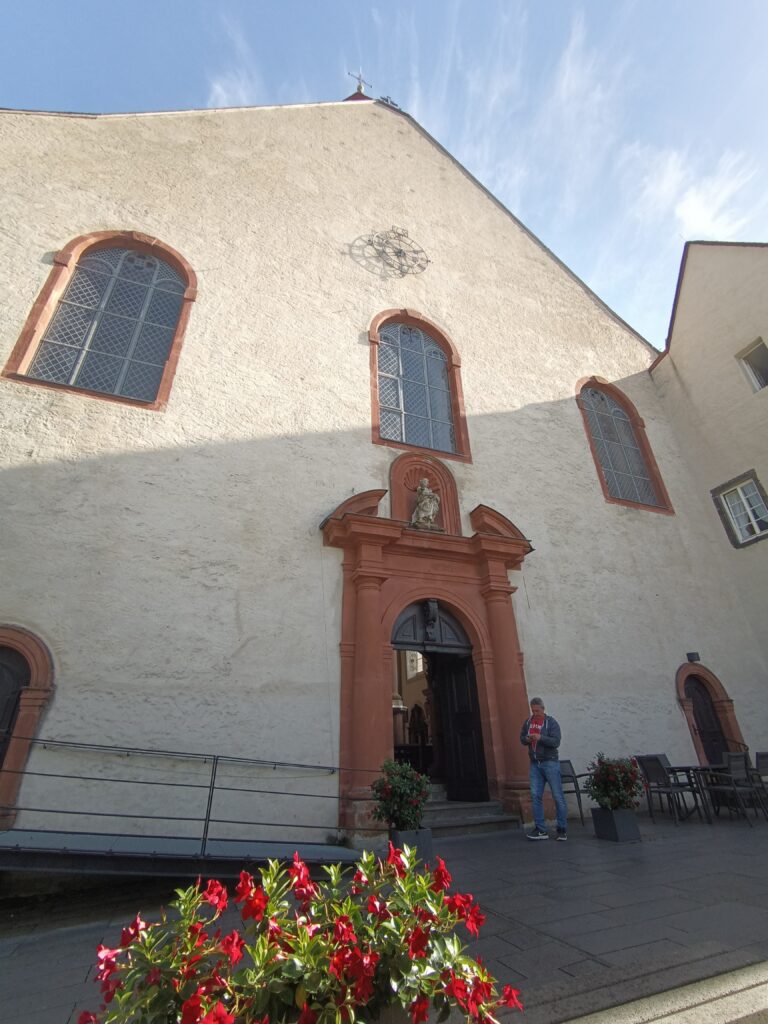 Eingang zur Kirche St. Josef