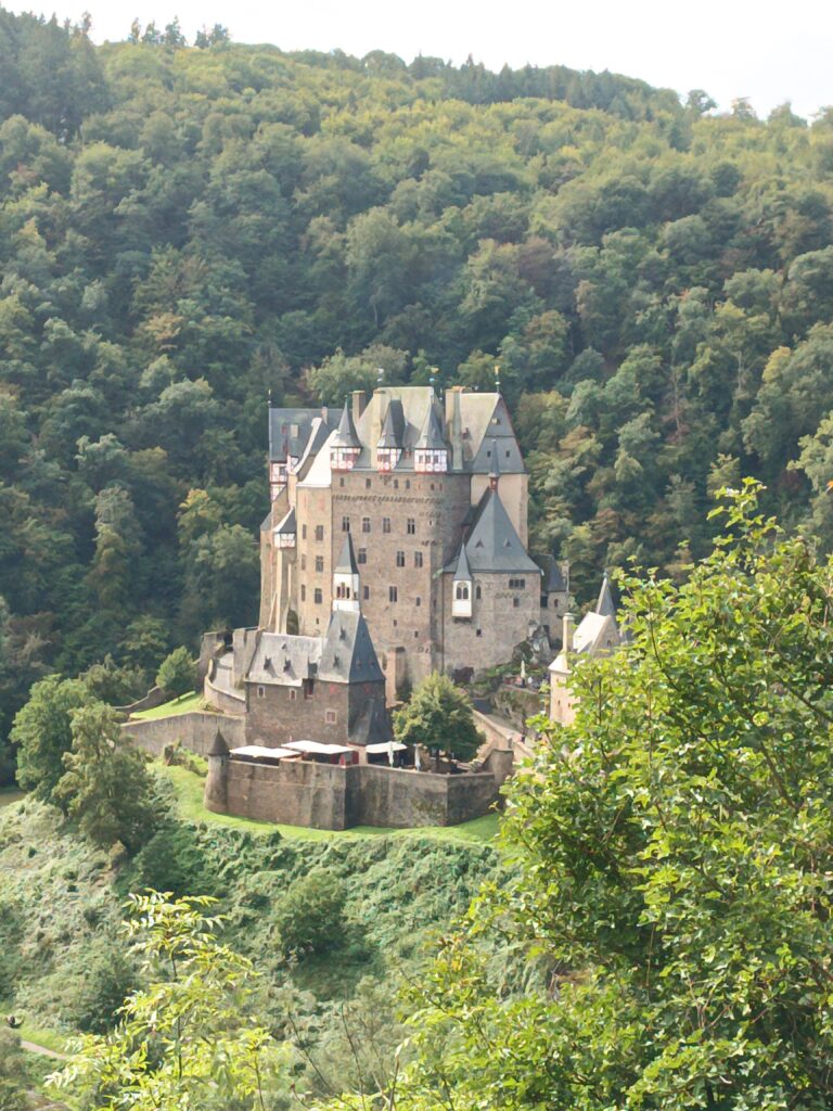 Seitenanblick Burg Eltz