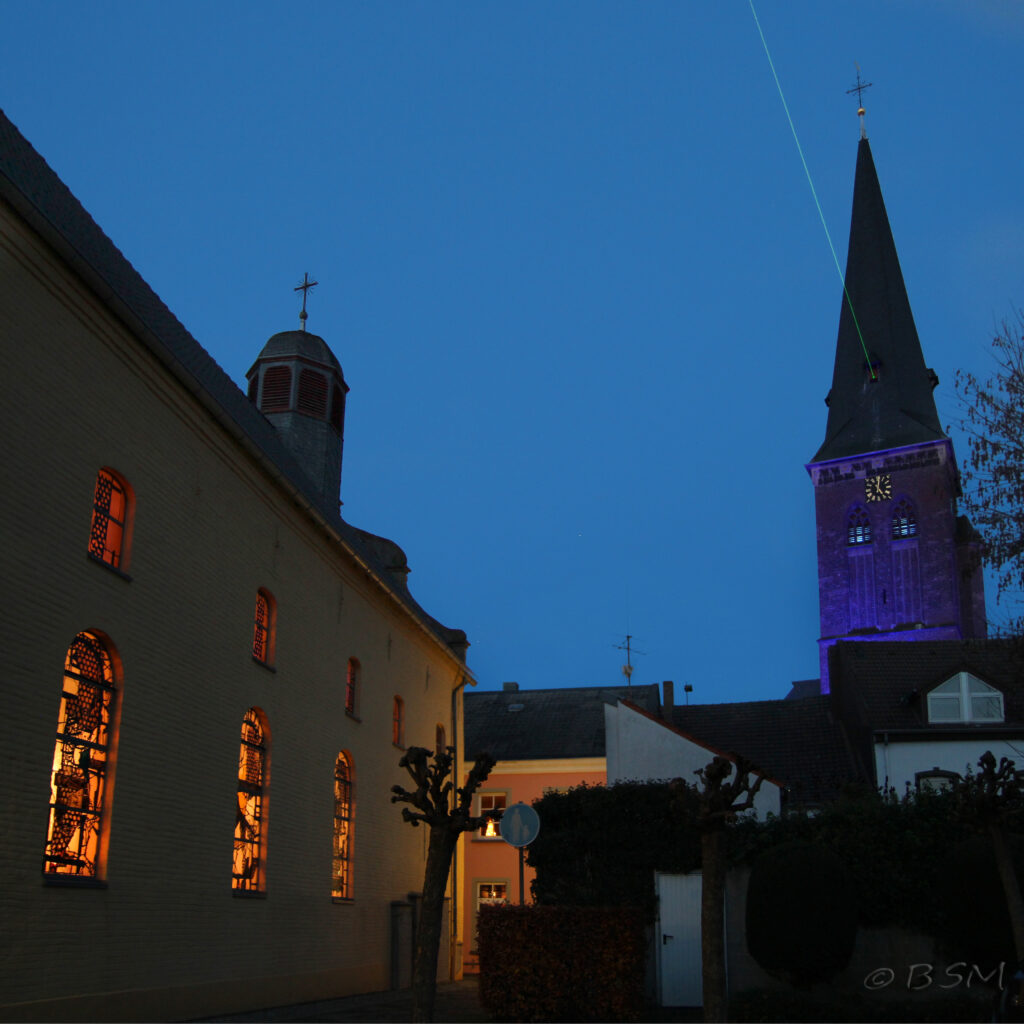 Evangelische4 Kirche bei Nacht