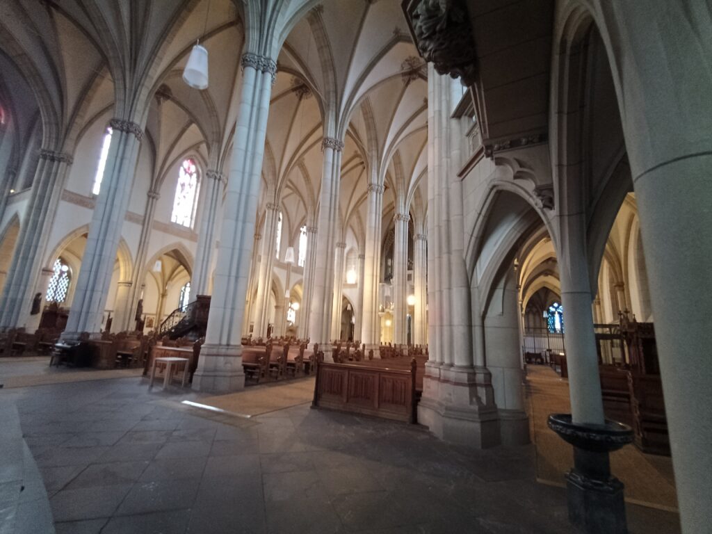 Seitliche Innenansicht der Kirche St. Cornelius in Dülken mit Blick auf die kunstvolle Architektur des neugotischen Kirchenschiffs.