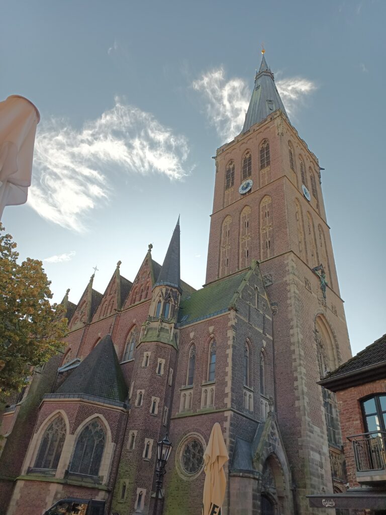 St. Cornelius Kirche in Dülken mit ihrem beeindruckenden Turm, aufgenommen bei klarem Himmel.