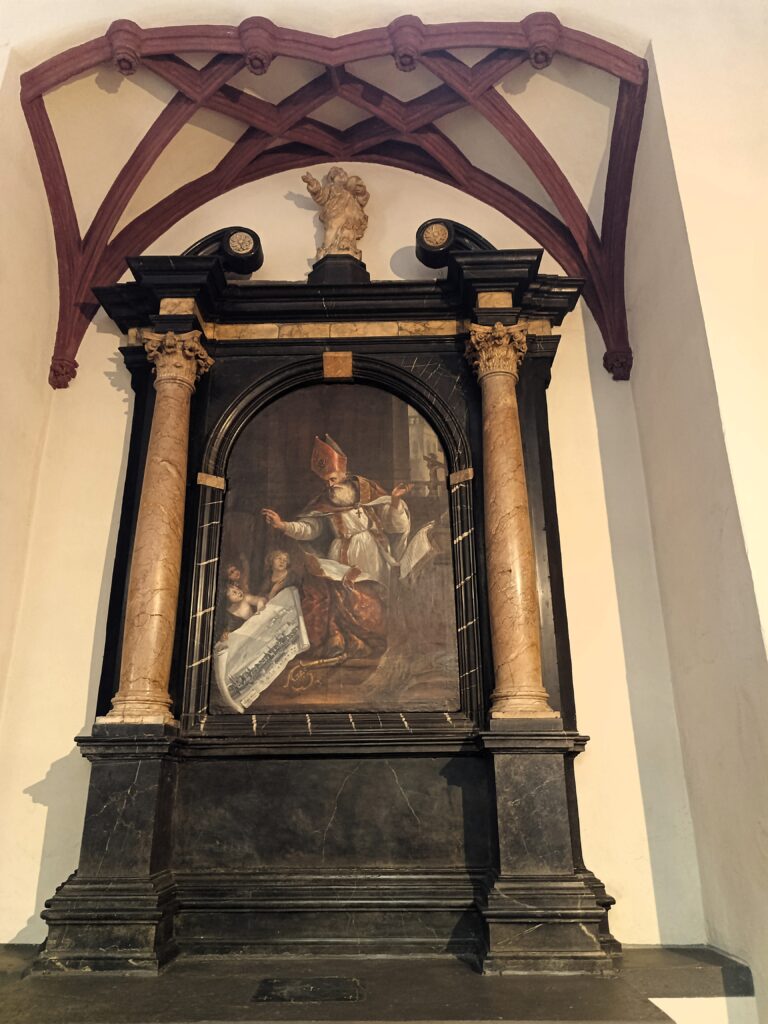 Nikolaus-Altar im südlichen Seitenschiff der Liebfrauenkirche mit Gemälde von Sylvester Baumann (1680).