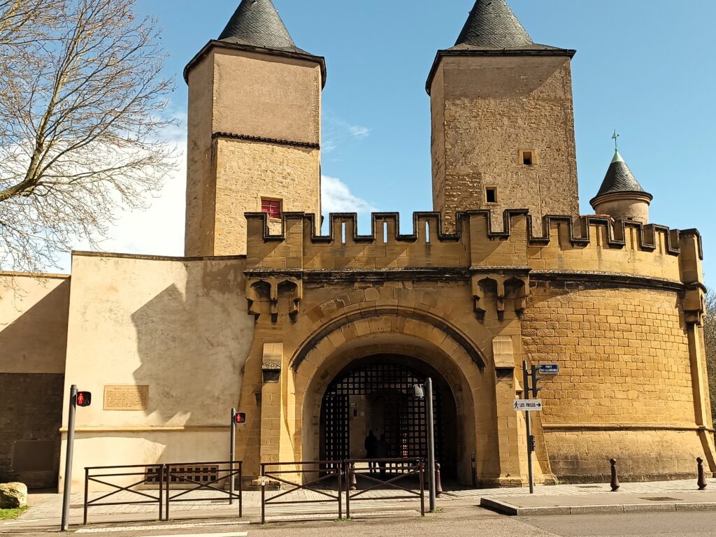 Das Tor der Deutschen (Porte des Allemands) in Metz, imposante Außenansicht mit zwei Türmen und Zugangsweg