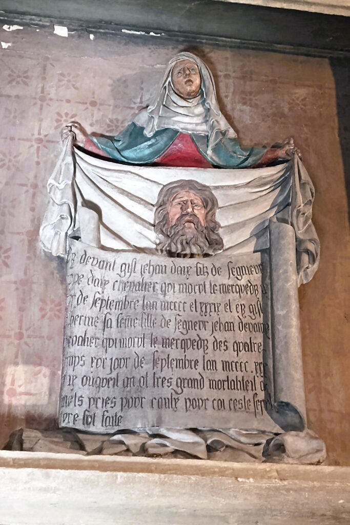 Wandrelief der Heiligen Veronika in der Kirche Saint-Eucaire, Metz, das die Darstellung des Schweißtuchs Christi mit einer lateinischen Inschrift zeigt.