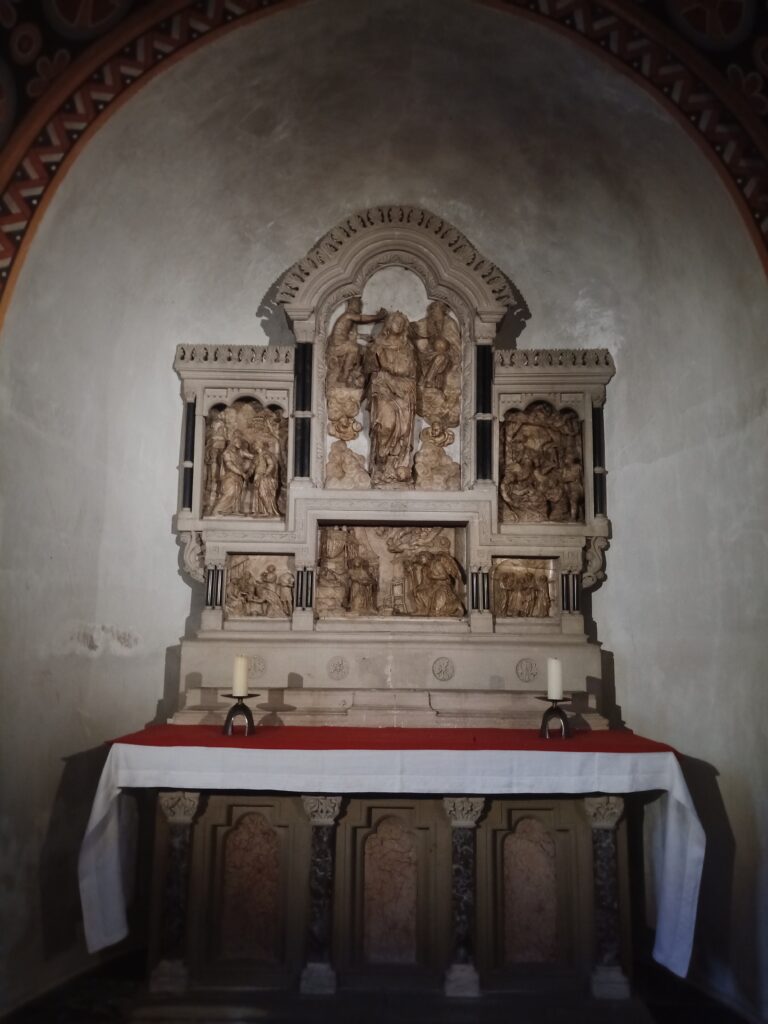 Hochaltar der Jungfrau Maria in der Maria Himmelfahrt Kirche Andernach, gestaltet von Peter Kern mit Alabasterreliefs der Marien- und Christusdarstellungen