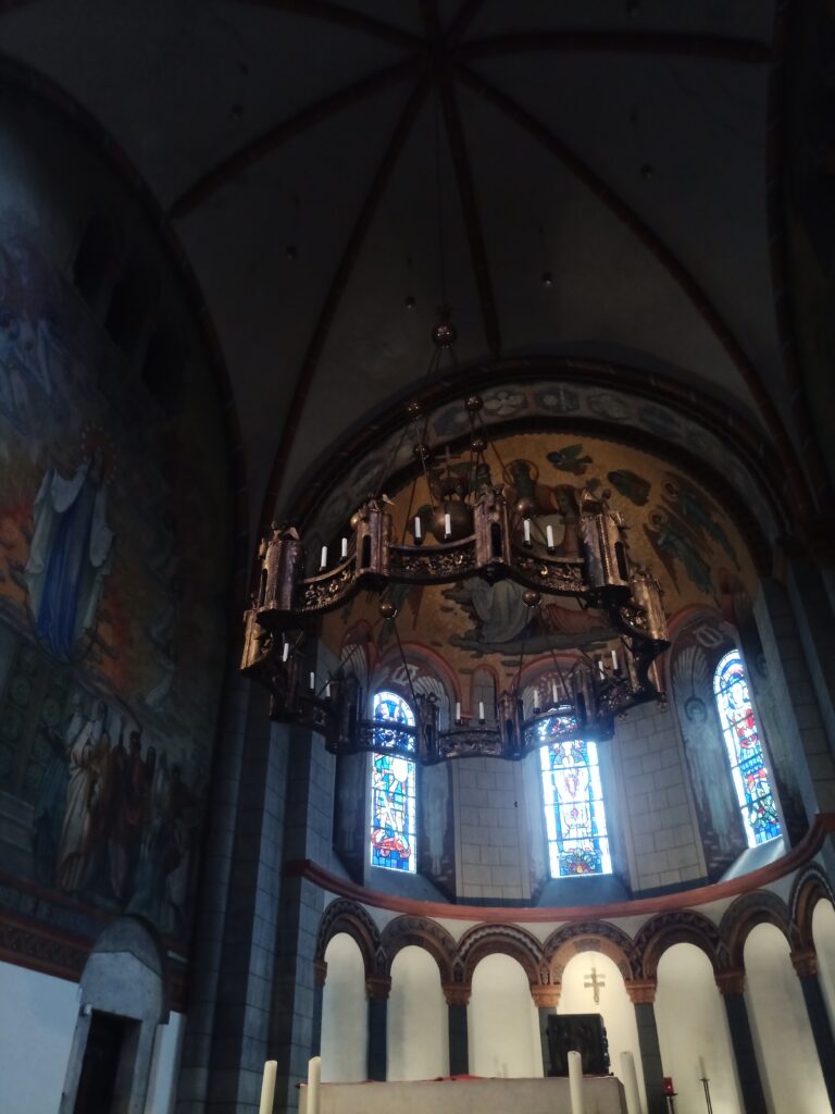 Kronleuchter 'Himmlisches Jerusalem' über dem Altar der Maria Himmelfahrt Kirche Andernach, Bronzeguss von Ulrich Henn, 1994