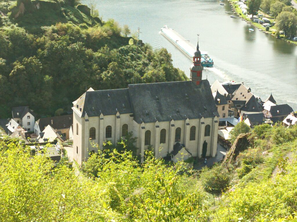 Luftaufnahme der Karmeliterkirche St. Josef in Beilstein und der Mosel im Hintergrund.