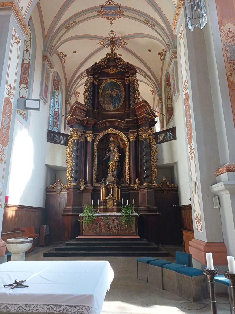 Hochaltar der Karmeliterkirche Beilstein mit Skulptur des heiligen Josef und Jesuskind.