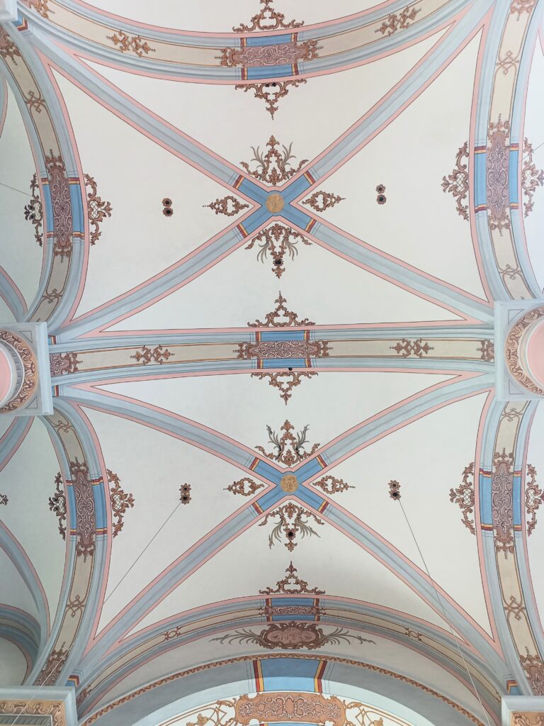 Detail der barocken Deckenfresken in der Karmeliterkirche St. Josef.