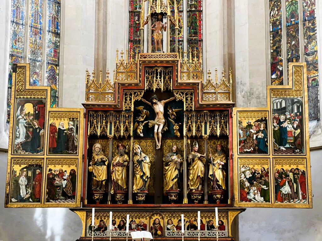 Vollansicht des geöffneten Zwölf-Boten-Altars in der St. Jakobskirche Rothenburg ob der Tauber.