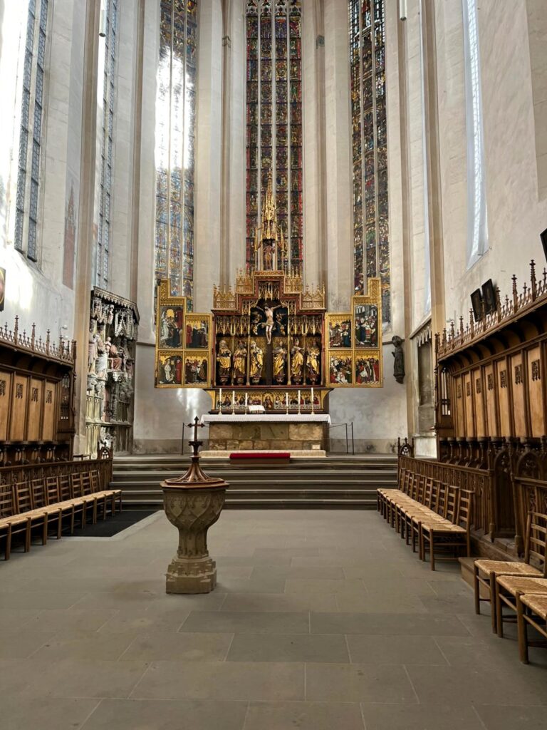 Der Zwölf-Boten-Altar im geöffneten Zustand, eingebettet im Ostchor der St. Jakobskirche.