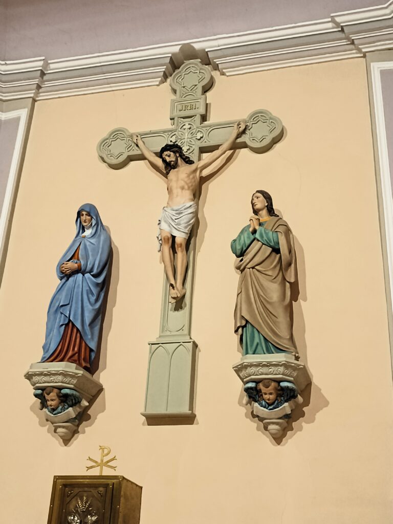 Kruzifix mit Jesus Christus, Maria und Johannes in der Apsis der Église St Rémy in Kédange-sur-Canner.