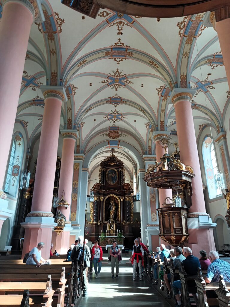 Heller Innenraum der Karmeliterkirche St. Josef mit barocker Ausstattung.