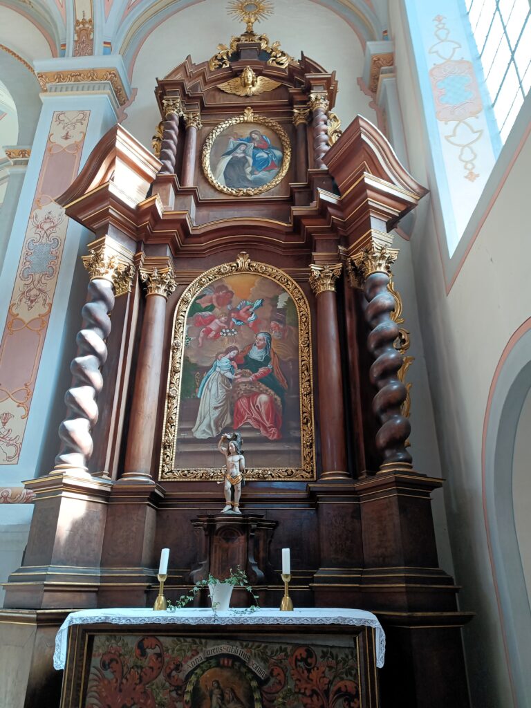 Seitenaltar der Karmeliterkirche Beilstein mit kunstvoller Darstellung der Seitenaltar der MarienkrönungMarienkrönung