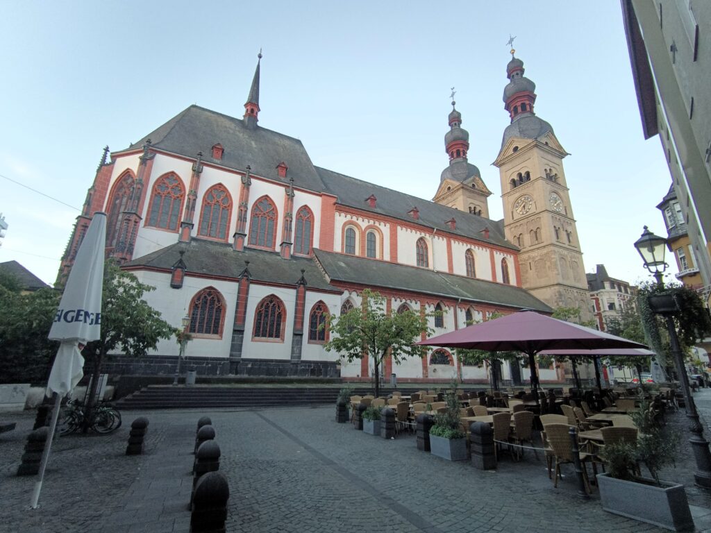 Außenansicht der Liebfrauenkirche in Koblenz mit Westtürmen und gotischen Fenstern.