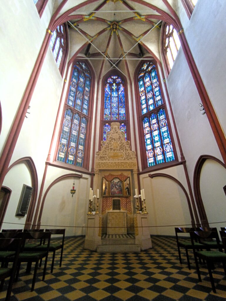 Blick durch den Vorchor der Liebfrauenkirche zum Chor mit Glasfenstern und Altar.