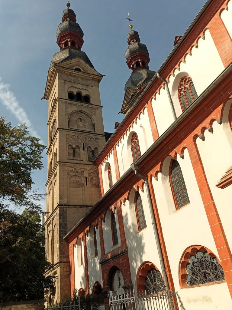 Nahaufnahme der Türme der Liebfrauenkirche in Koblenz mit spätromanischen und barocken Elementen.